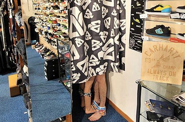 Casal usa provador de roupas para fazer amor e diz que era apenas brincadeira