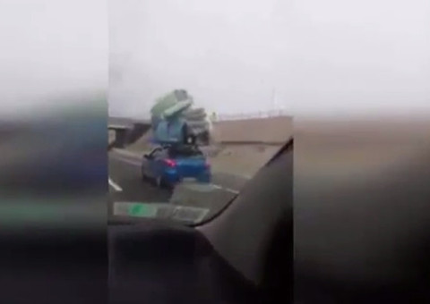 Flagrante : Motorista trafega com bagagem de teto duas vezes mais alta que o veículo