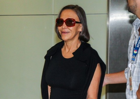 Florinda Meza, de "Chaves", é recebida por multidão ao desembarcar no Brasil 