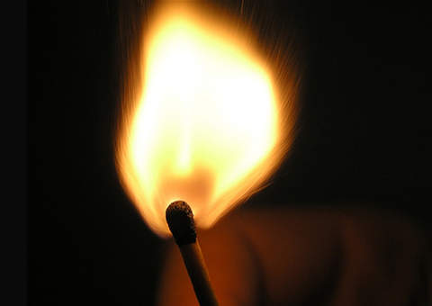 Idoso de 86 anos esfaqueia vizinha de 89 e ateia fogo ao próprio corpo