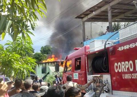Incêndio destrói cinco casas em Manaus