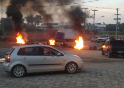 Protesto por falta de energia no Lagoa Azul interdita AM-010