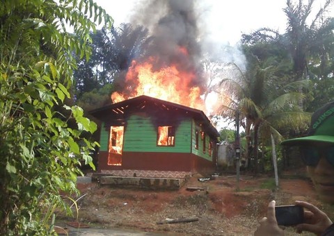 Casa do adolescente que provocou a morte de quatro pessoas é incendiada
