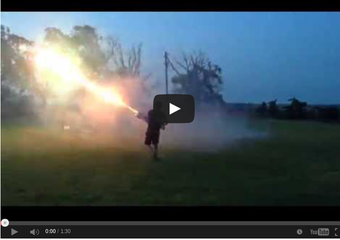 Menino cria arma de fogos de artifício insana