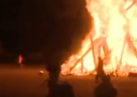 Jovem comete suicídio se lançando em fogueira durante festival