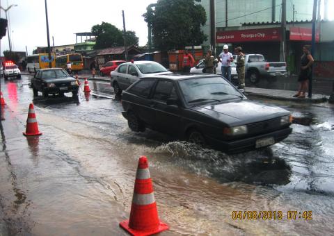 Mais uma tubulação estoura e deixa ruas alagadas