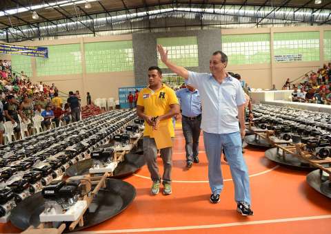 Govenador Omar Aziz inaugura novo porto, visita obras e anuncia investimentos em Itapiranga e Urucará