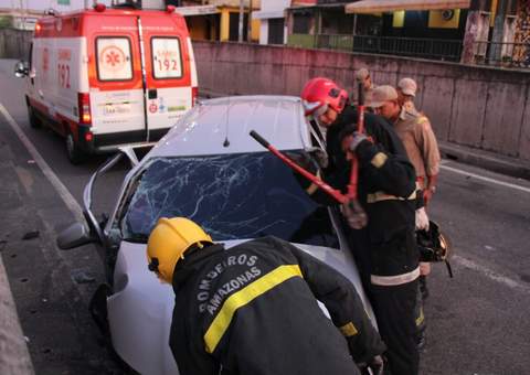 Com sinais de embriaguez, homem bate o carro no Gilberto Mestrinho