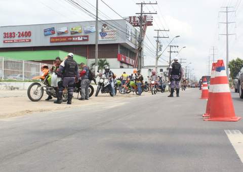 Polícia apreende ônibus e motos em Manaus