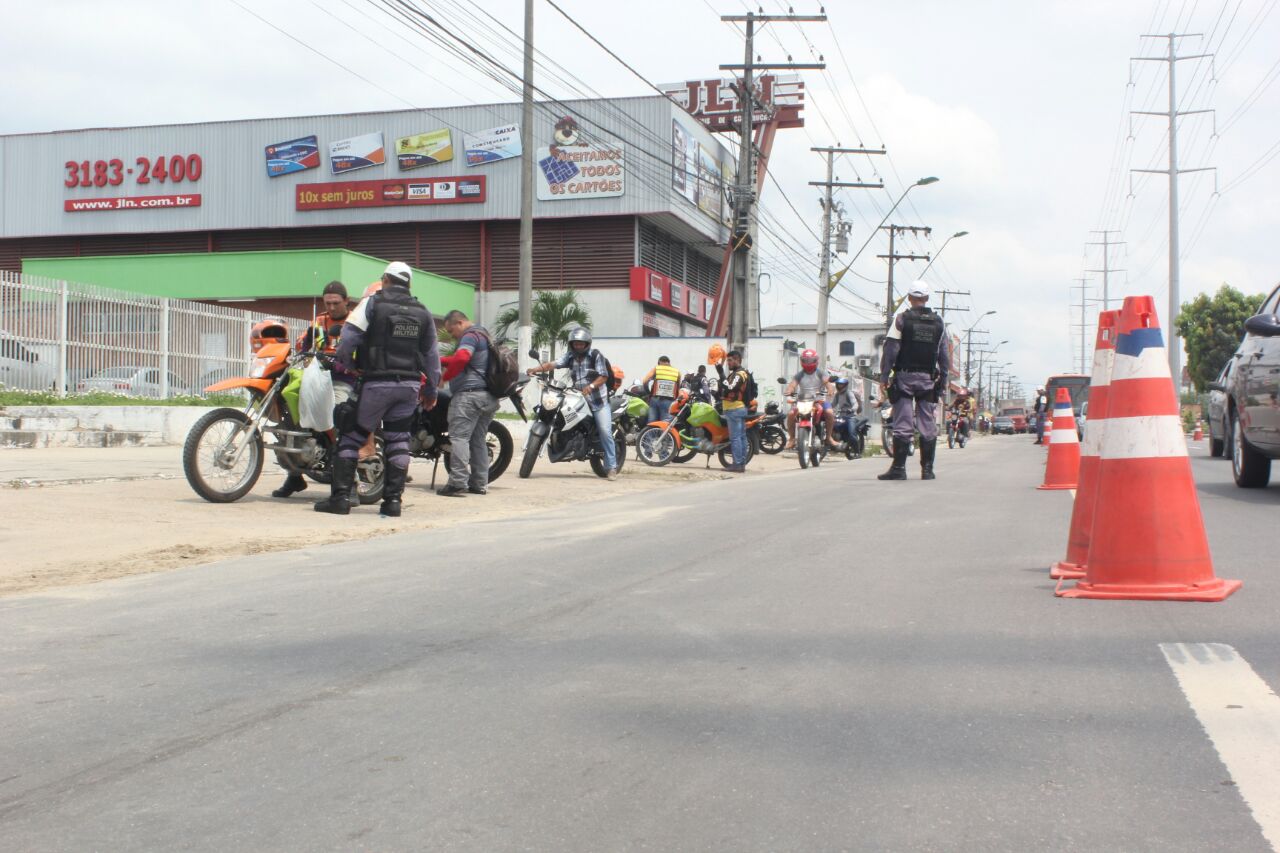 Polícia apreende ônibus e motos em Manaus