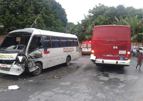 Acidente entre ônibus e micro deixa 6 pessoas feridas