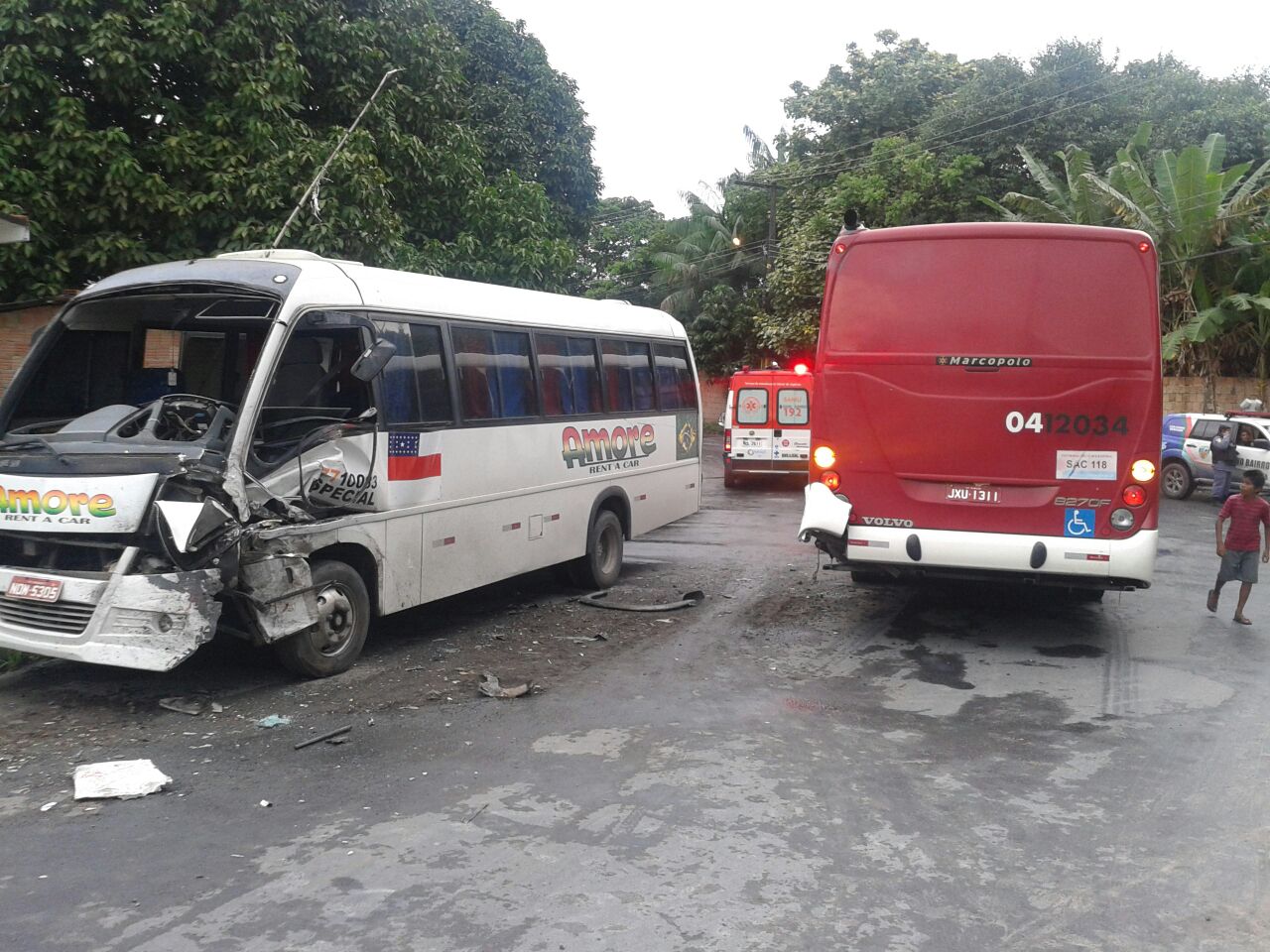 Acidente entre ônibus e micro deixa 6 pessoas feridas