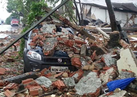 Chuva provoca desabamentos e alagações em Manaus