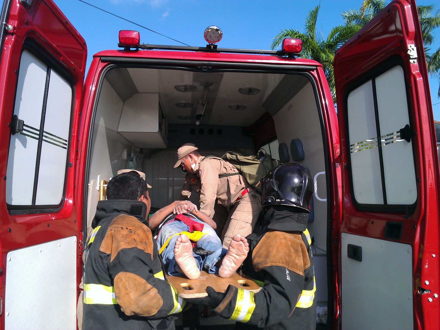 Pedreiro é eletrocutado em Manaus