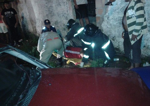 Colisão frontal deixa dois feridos em Manaus 