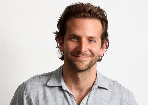 Bradley Cooper posa nu em ensaio temático para revista