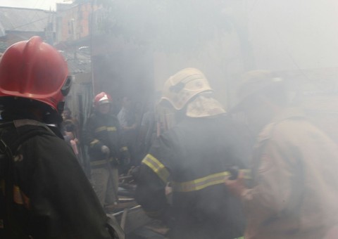 Incêndio traz pânico e atinge várias casas no Morro da Liberdade