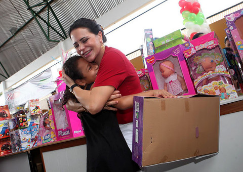 Nejmi Jomaa Aziz faz entrega de brinquedos para instituições sociais da capital