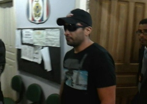 Vídeo mostra a prisão de vereador acusado de envolvimento com menores