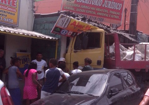 Guincho perde o controle e invade comércio na Zona Leste de Manaus