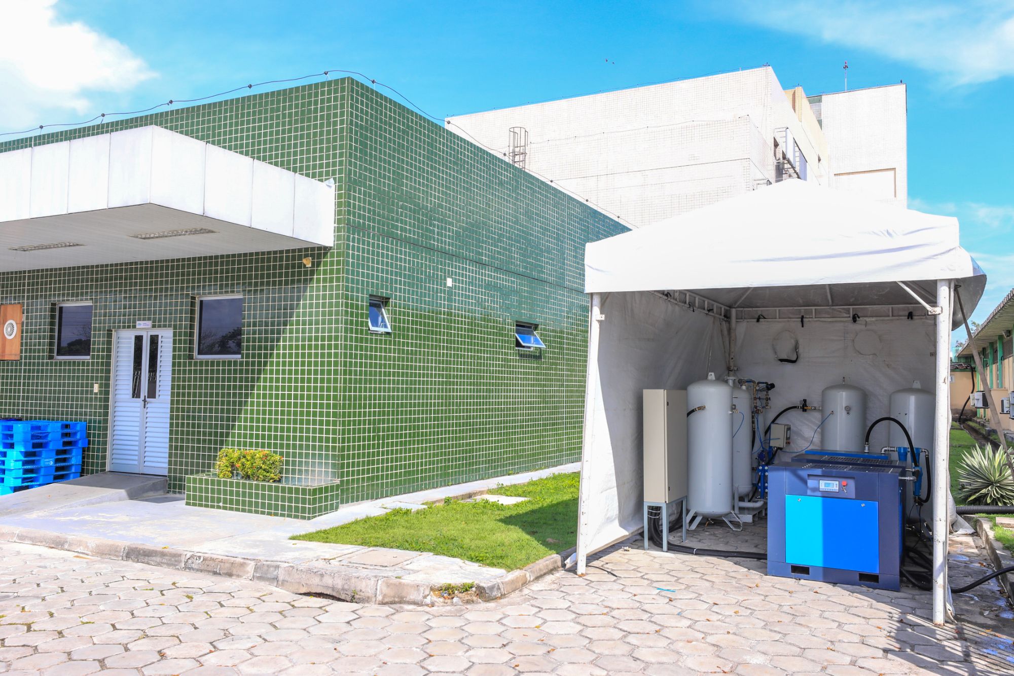 Usinas de oxigênio começam a funcionar nos hospitais de Manaus