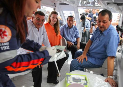 35 municípios são beneficiados com ambulanchas e ambulâncias