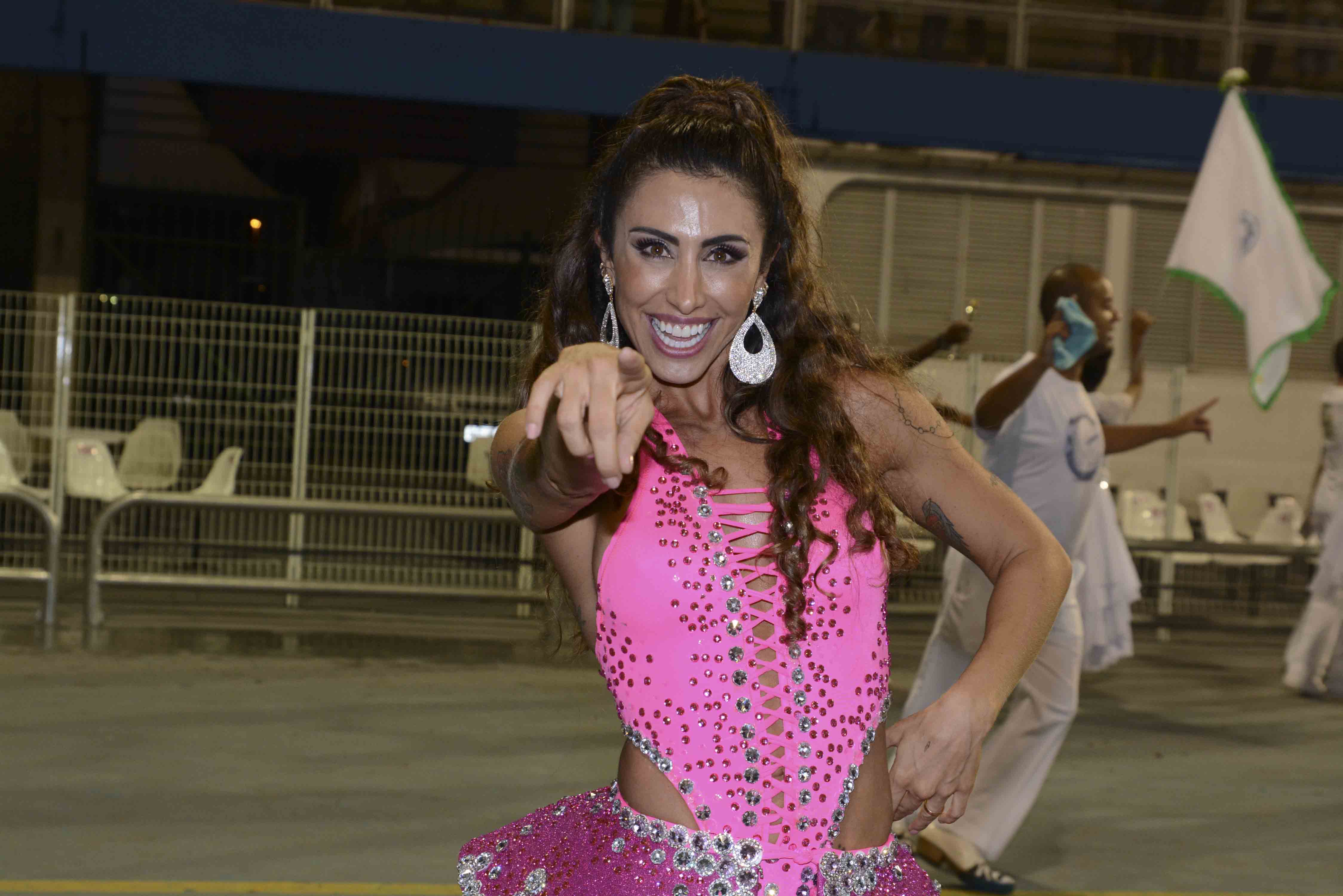 Mamãe sarada: Jaque Khury cai no samba e deixa bumbum à mostra