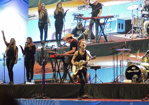 Fãs lotam anfiteatro no show do Nando Reis