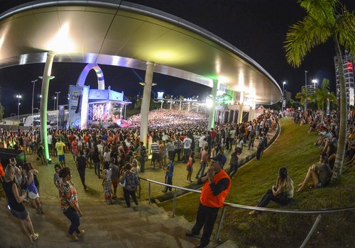 Fãs lotam anfiteatro no show do Nando Reis