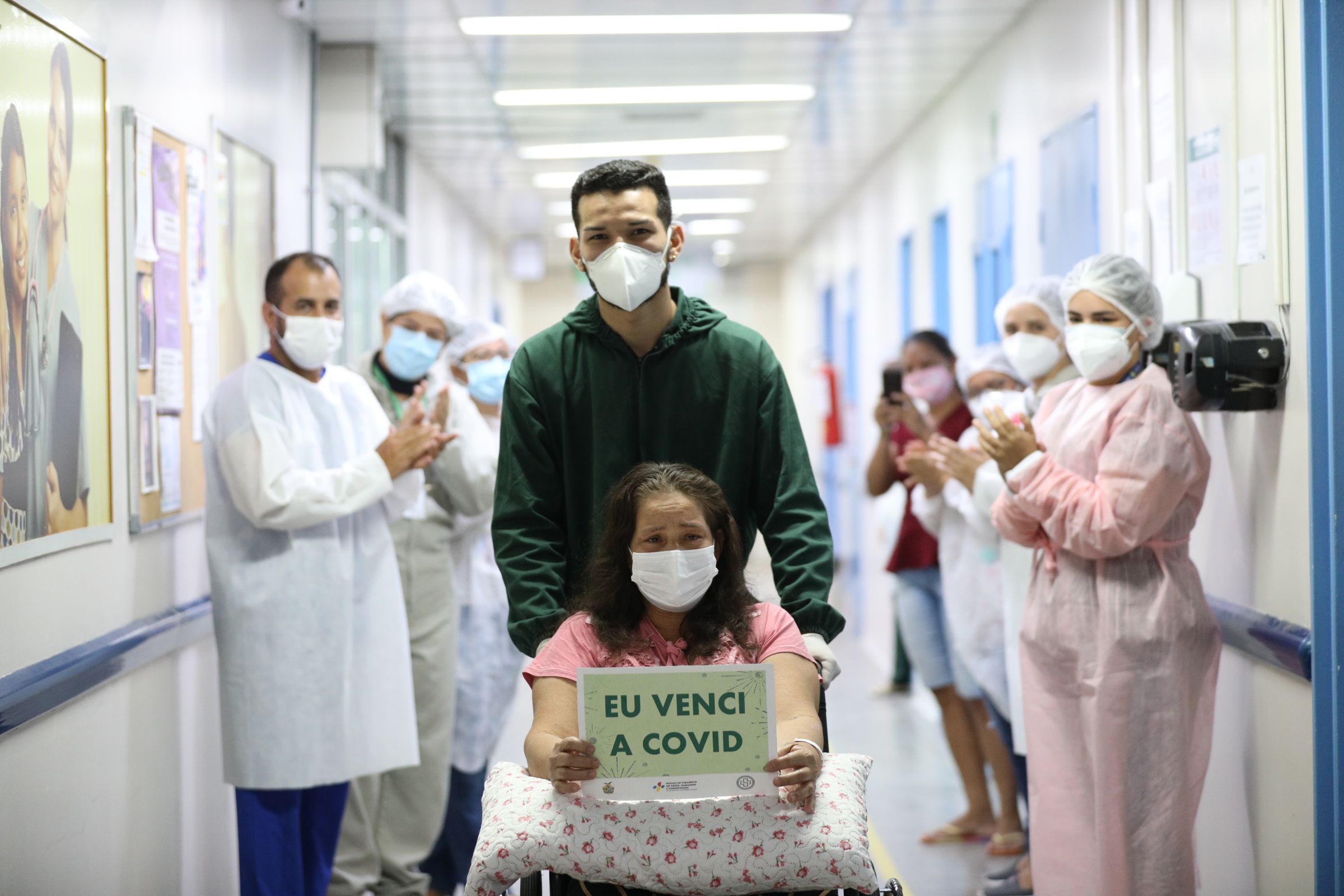Pacientes recuperados da Covid-19 recebem alta do Platão Araújo 
