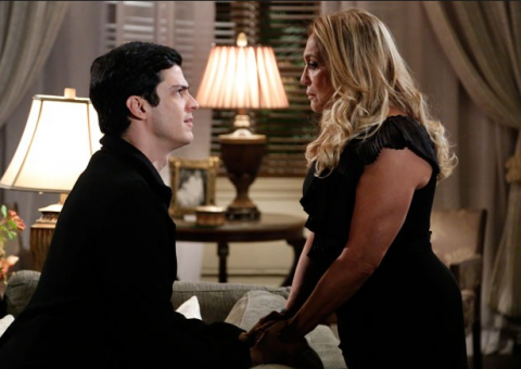 Pilar se comove ao ver Félix vendendo hot dog e o leva para mansão