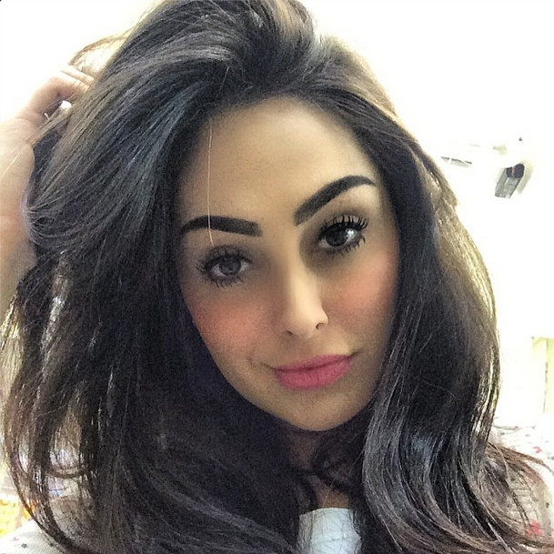 Após publicar foto nua, ex-BBB Francine discute com seguidores