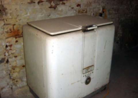 Homem escondeu a mãe morta em um freezer para continuar recebendo sua pensão