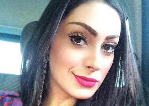 Ex-BBB Francine mostra seios e impressiona com cinturinha