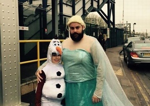 Pai se fantasia de Rainha Elsa para filha não se sentir sozinha em festa