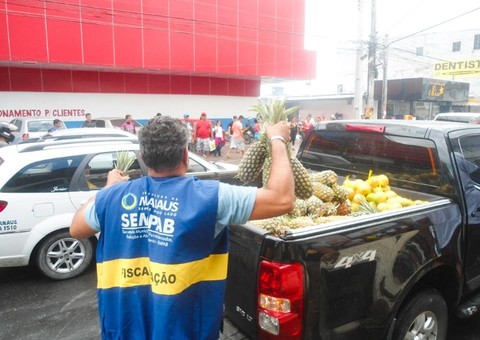 Produtos comercializados em calçadas são confiscados pela Vigilância Sanitária 