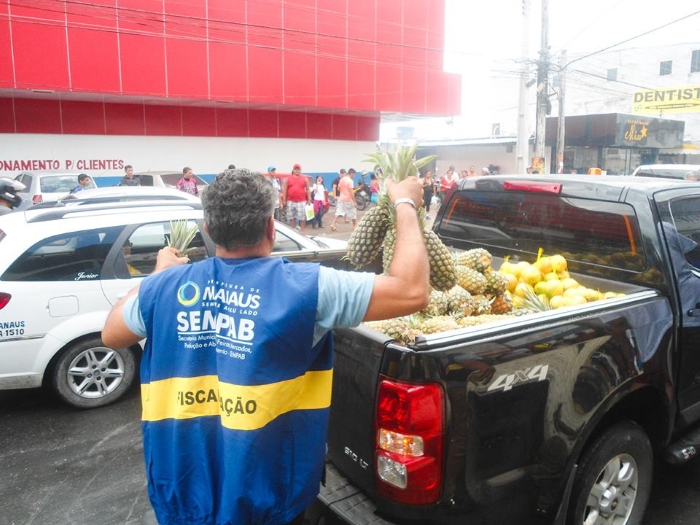 Produtos comercializados em calçadas são confiscados pela Vigilância Sanitária 