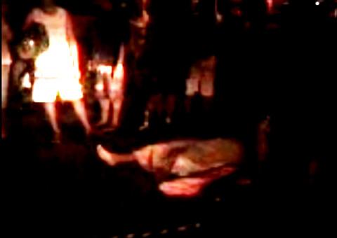 Ônibus Alternativo faz curva na contra mão e motociclista morre. Veja vídeo