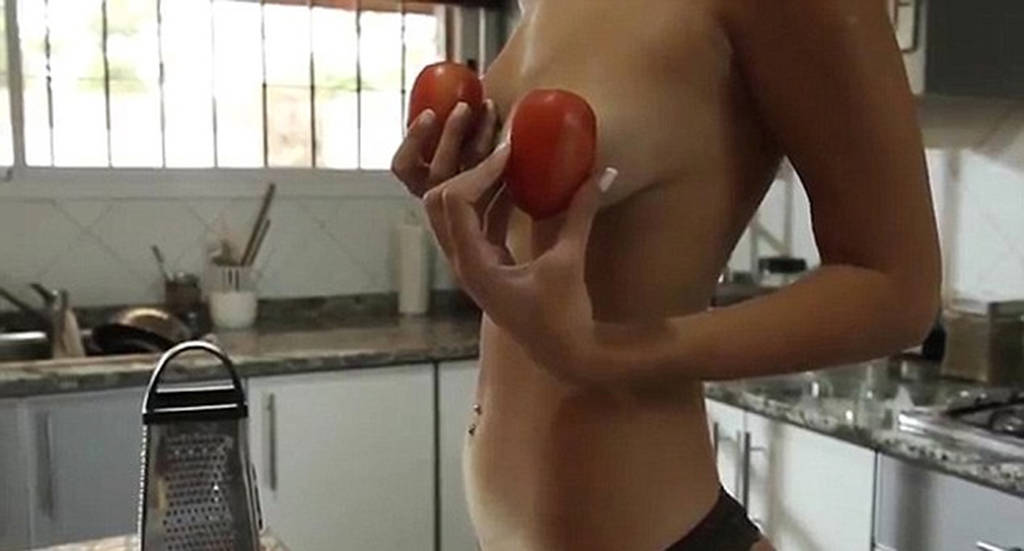 Mulher ensina receitas só de calcinha para incentivar marmanjos