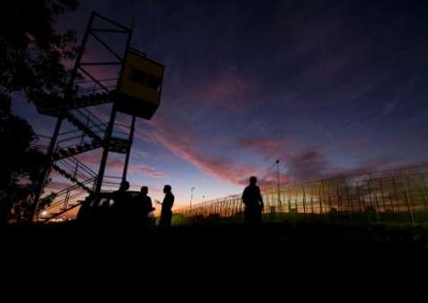 Imigrantes conseguem entrar em enclave espanhol de Melilla