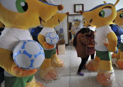 FOTO: mascote da Copa de 2014 é produzido em fábrica chinesa