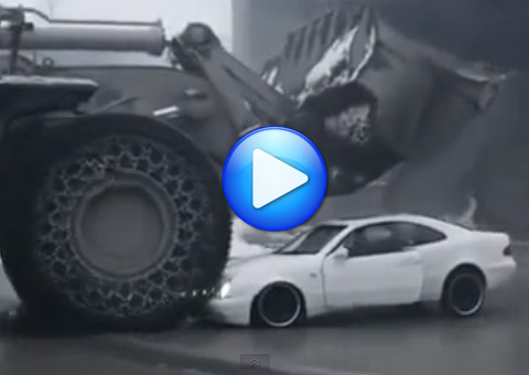 Empregado esmaga o carro do chefe de propósito