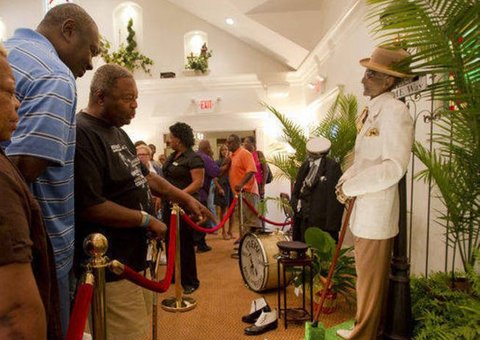 Defuntos são velados como se estivessem vivos