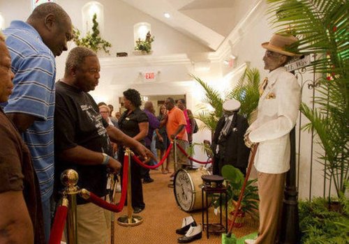 Defuntos são velados como se estivessem vivos