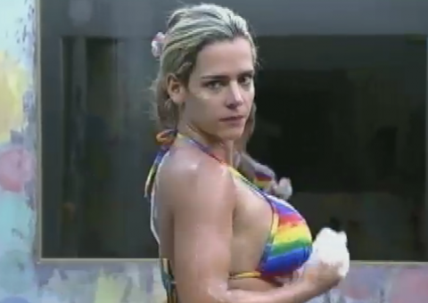 Com micro biquíni, Furacão da CPI toma banho sensual. Veja