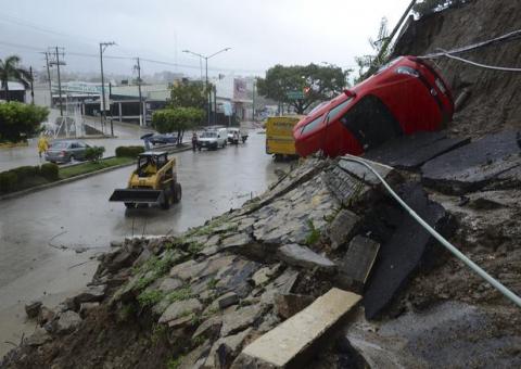 Furacão Manuel toca o solo no norte do México
