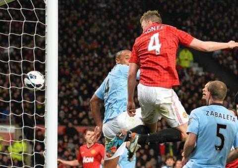 Manchester United tenta se aproximar do título nacional