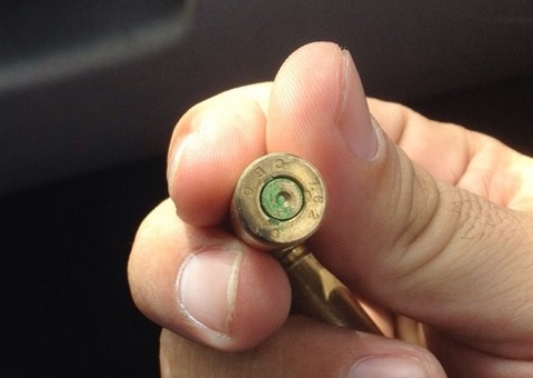 Assaltantes atiram contra a polícia com arma exclusiva das FA