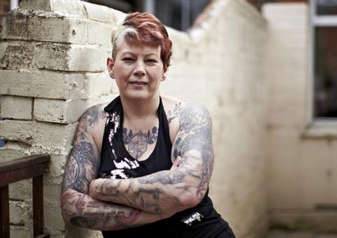 Aos 52 anos, fã de Crepúsculo mostra corpo repleto de tatuagens do filme