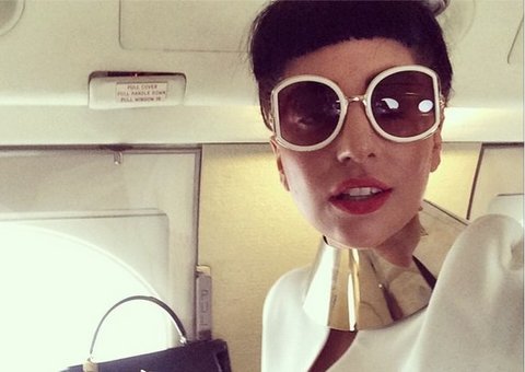 Lady Gaga deixa seio à mostra em selfie dentro de jatinho